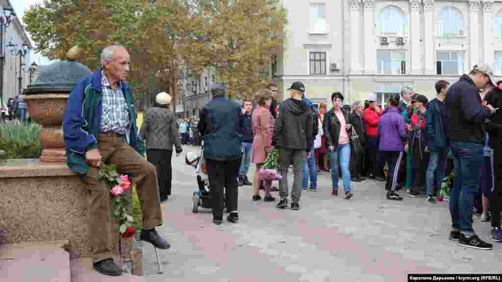 Керчане находились не только на площади, но и на прилегающей к ней улице им. Ленина. Многие пришли с цветами