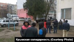 Красногвардейское, собравшиеся возле суда, 18 декабря 2017 года