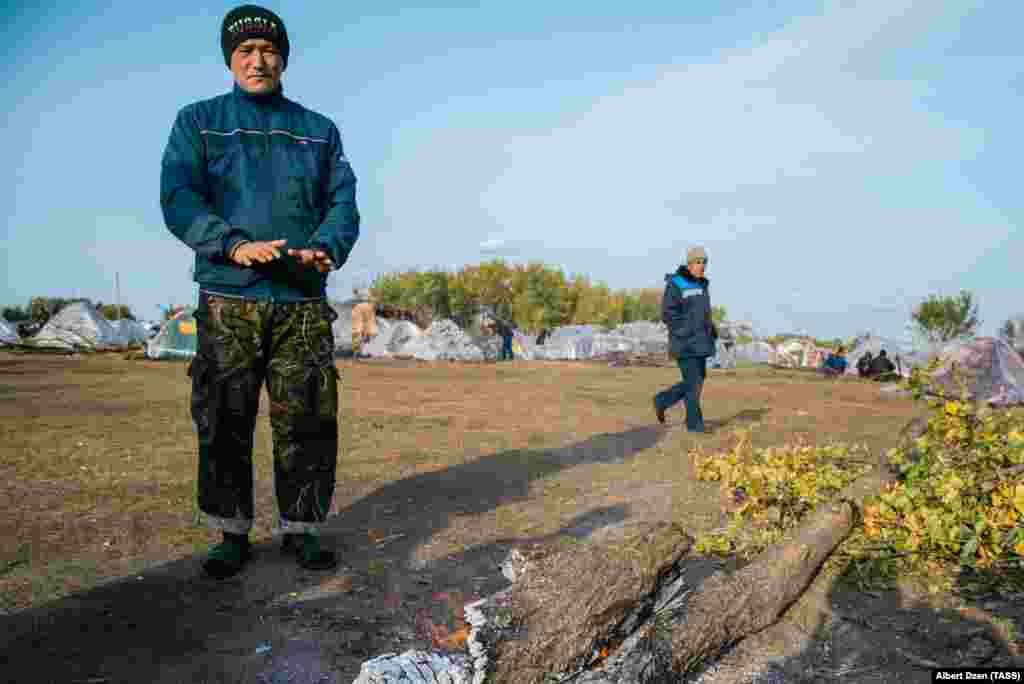 Трудовые мигранты из Узбекистана живут в палаточном городке в Самарской области после закрытия границы с Казахстаном