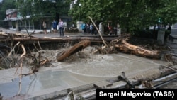 Вид на реку Водопадную, которая вышла из берегов после продолжительных дождей в Ялте. 18 июня 2021 года