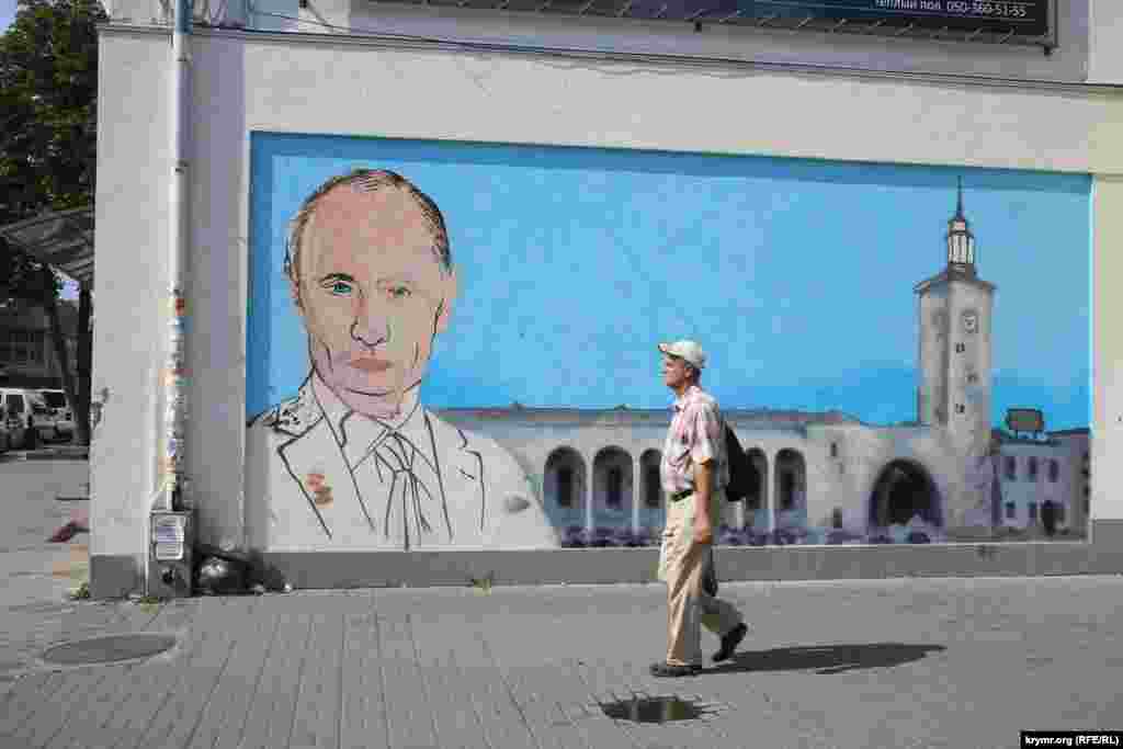 В центре Симферополя появилось граффити с изображением Владимра Путина, 13 августа 2015 года