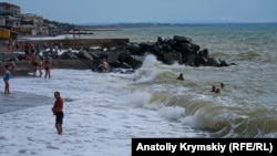 Волны бьются о берег: закат «бархатного» сезона в Николаевке (фотогалерея)