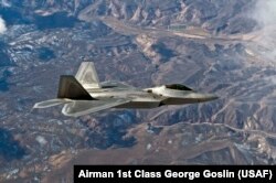 Air Force F-22 Raptor в небе над Невадой. США